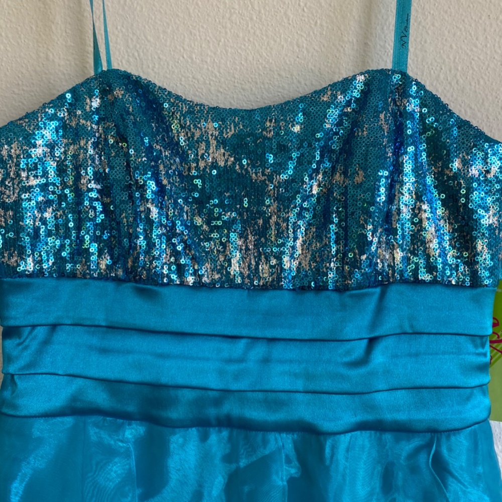 Dress - Picture 2 of 4
